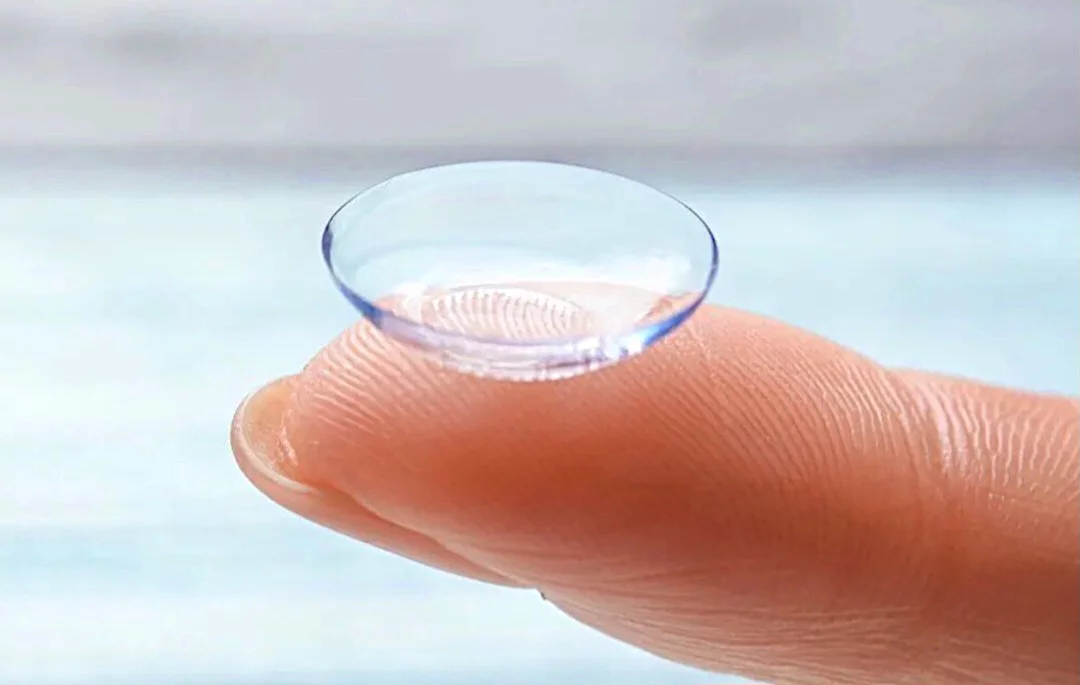 Contactlens op vingertop - perfecte pasvorm