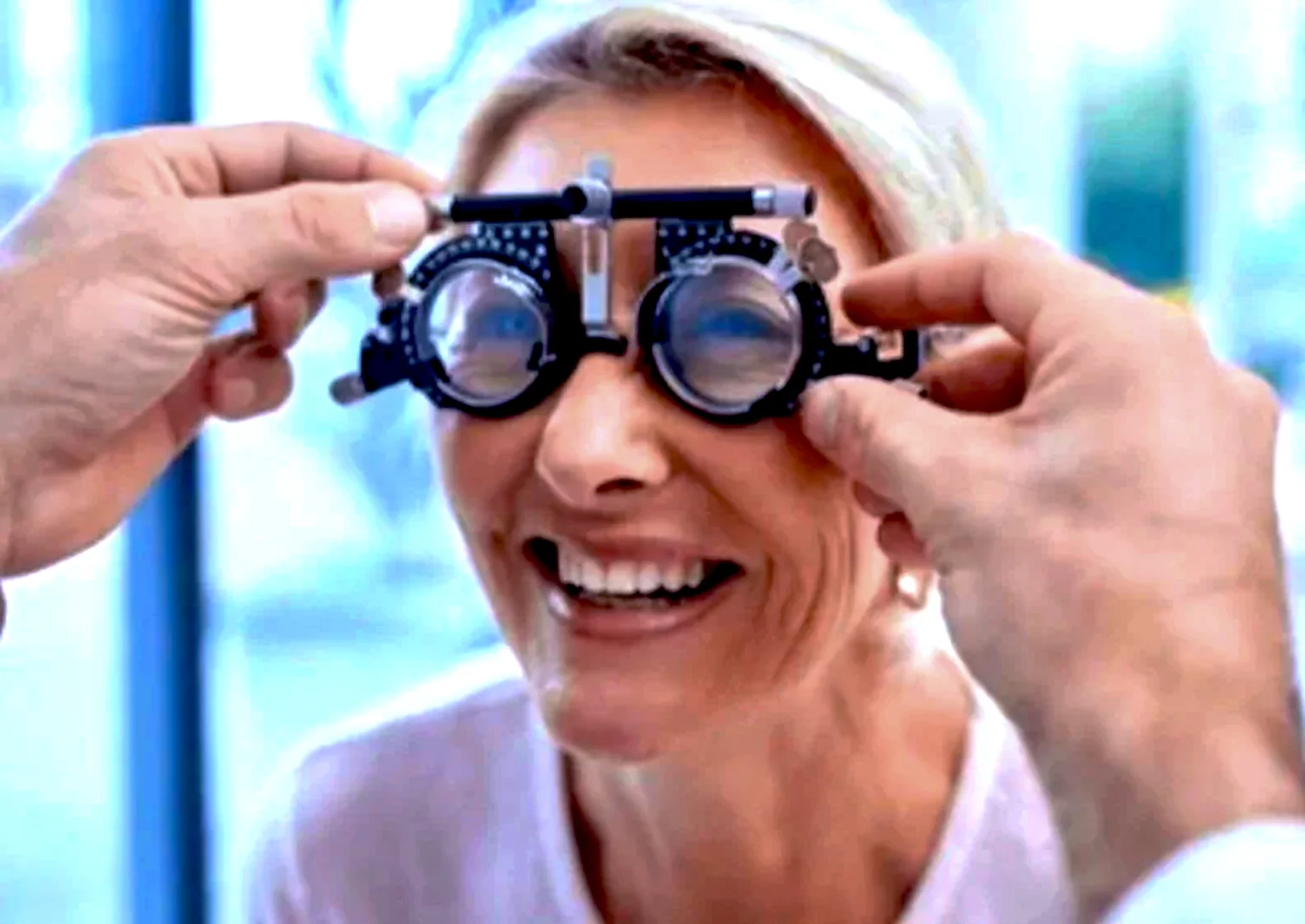 Vrouw tijdens professionele oogmeting met moderne apparatuur