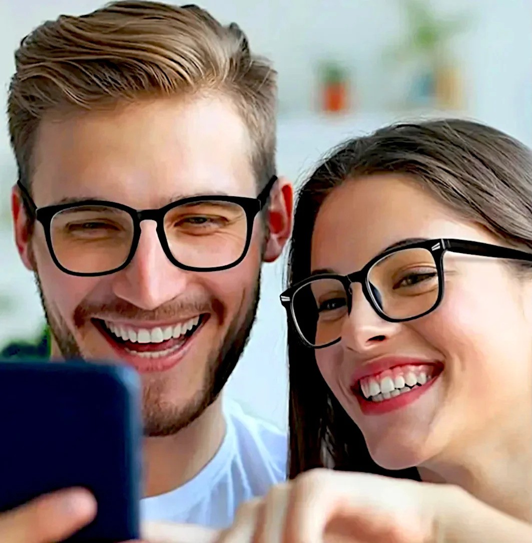 Gelukkig stel met stijlvolle brillen