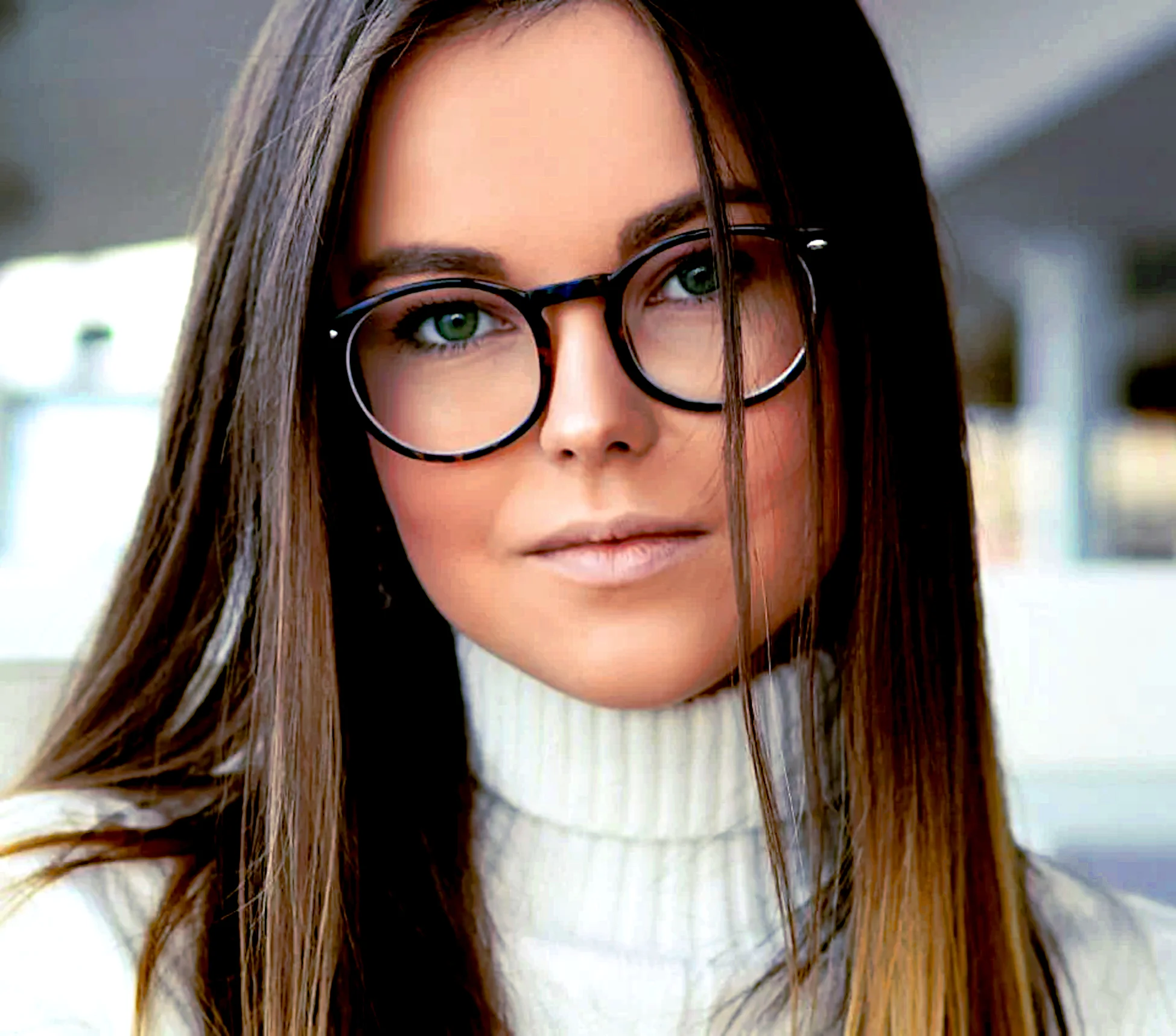 Stijlvolle vrouw met bril - keuze tussen brillen en lenzen