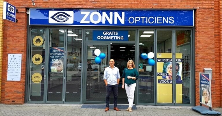 ZONN Opticiens winkel met Ineke en Jessy voor de deur